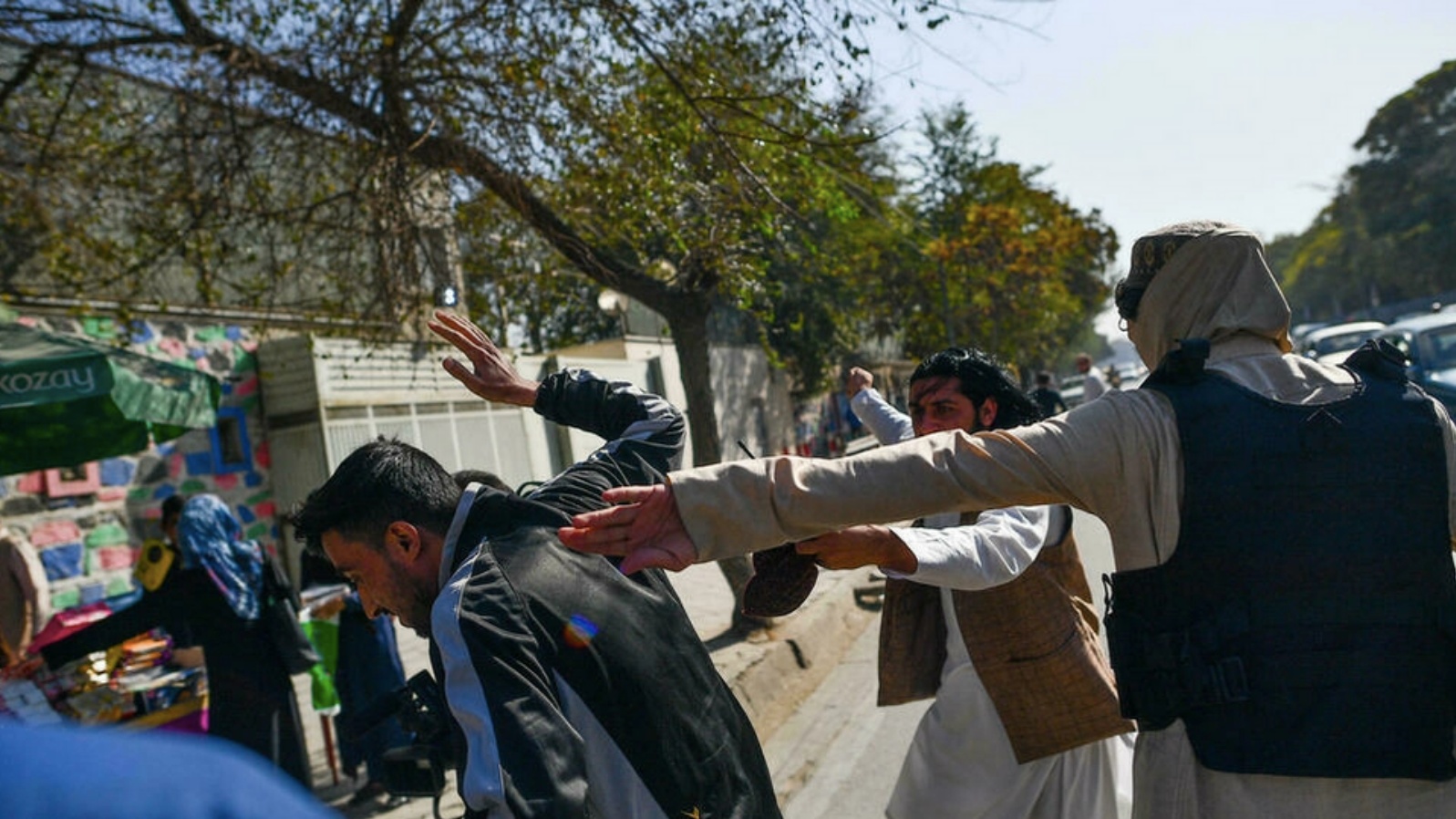 عناصر طالبان يضربون العديد من الصحفيين لمنع التغطية الإعلامية لاحتجاج لحقوق المرأة في كابول. في 21 تشرين الأول/أكتوبر 2021.