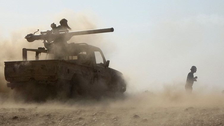 آلية للجيش اليمني على أحد محاور مأرب