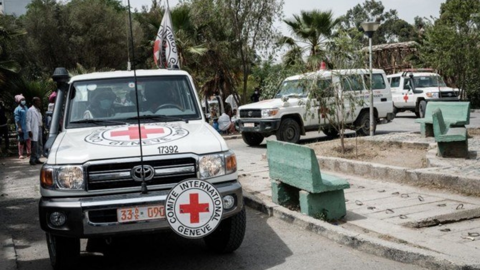 سيارات إسعاف تابعة للصليب الأحمر تصل ومعها مرضى أصيبوا في غارة جوية قاتلة. (أرشيفية)