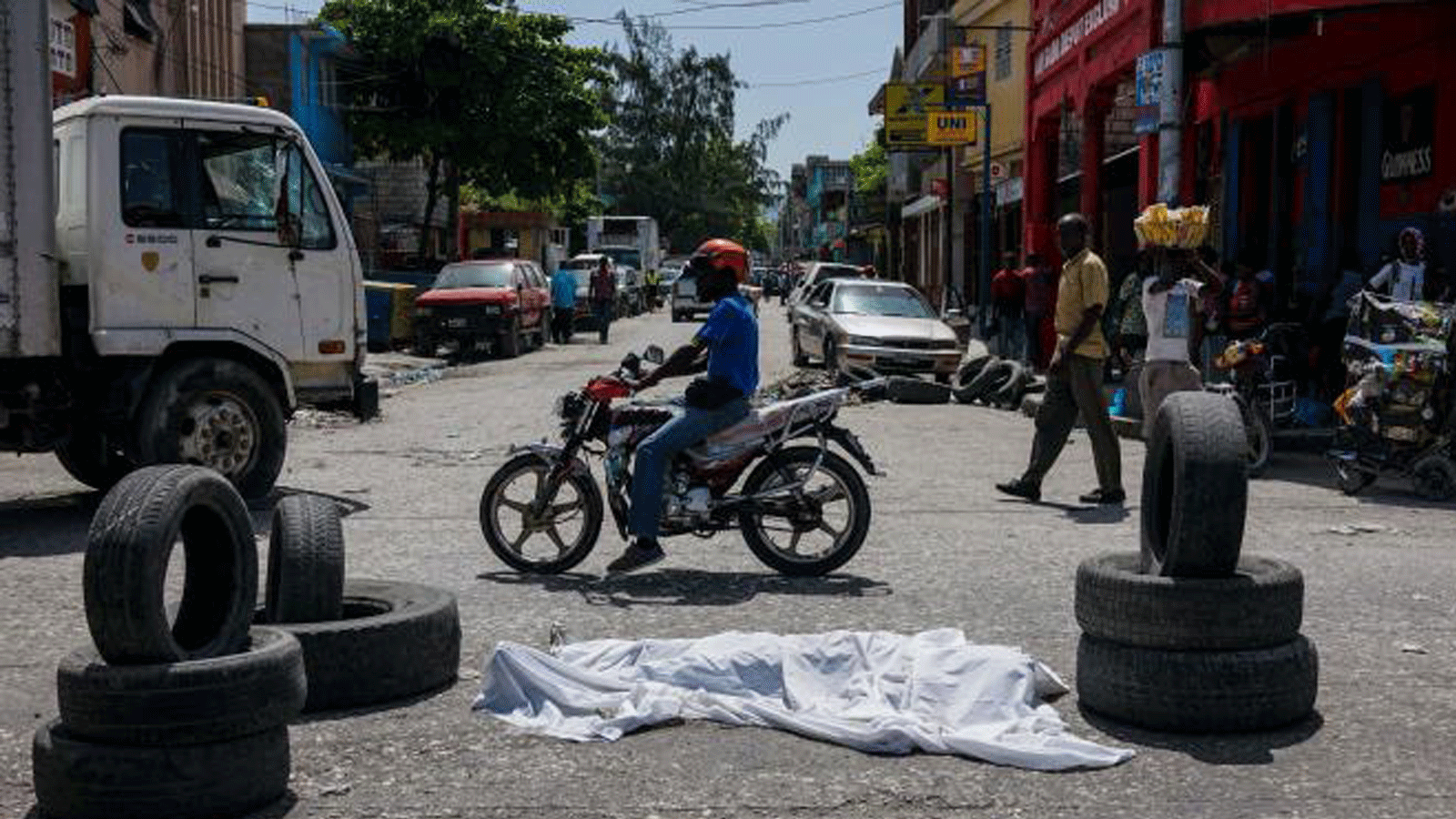 جثة مغطاة في وسط شارع مدينة بورت أو برنس (هايتي). في آب/ أغسطس 2019.