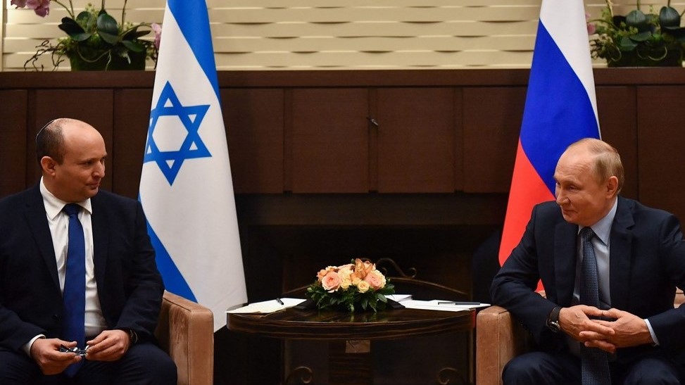 الرئيس الروسي فلاديمير بوتين (إلى اليمين) يتحدث مع رئيس الوزراء الإسرائيلي نفتالي بينيت خلال لقائهما في سوتشي الروسية في 22 أكتوبر 2021
