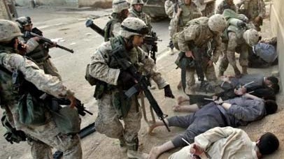 جنود بريطانيون يعتقلون عراقيين في مدينة اليصرة عام 2003 (أرشيف)