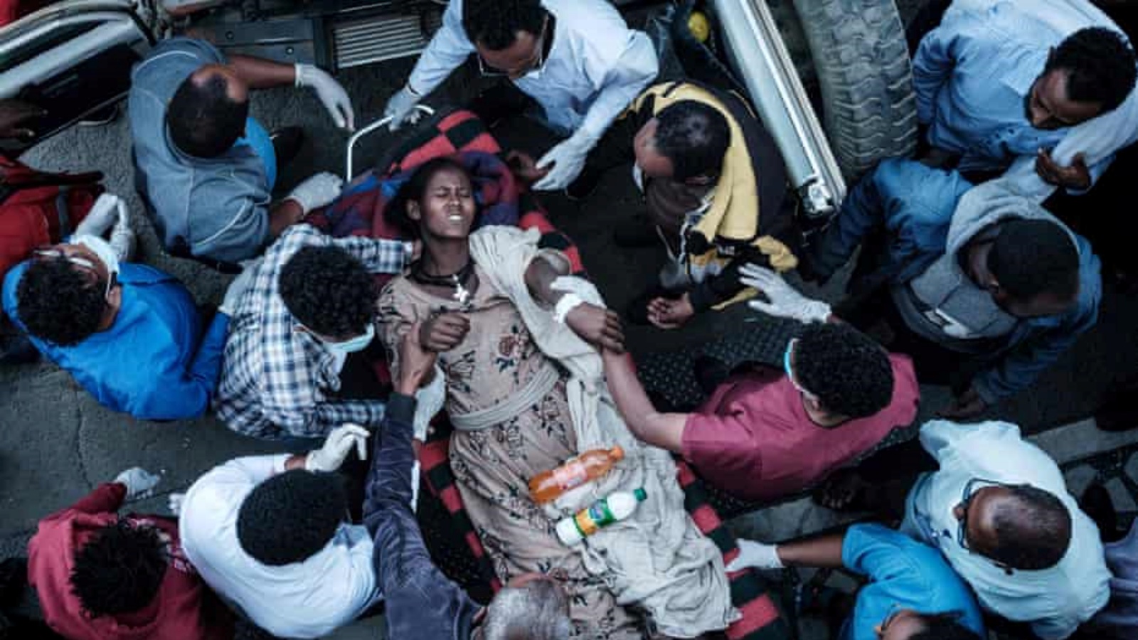 جريحة من سكان توغوجا تنقل على نقالة إلى مستشفى الإحالة آيدر في ميكيلي يوم الأربعاء، بعد يوم من الغارة الجوية المميتة.