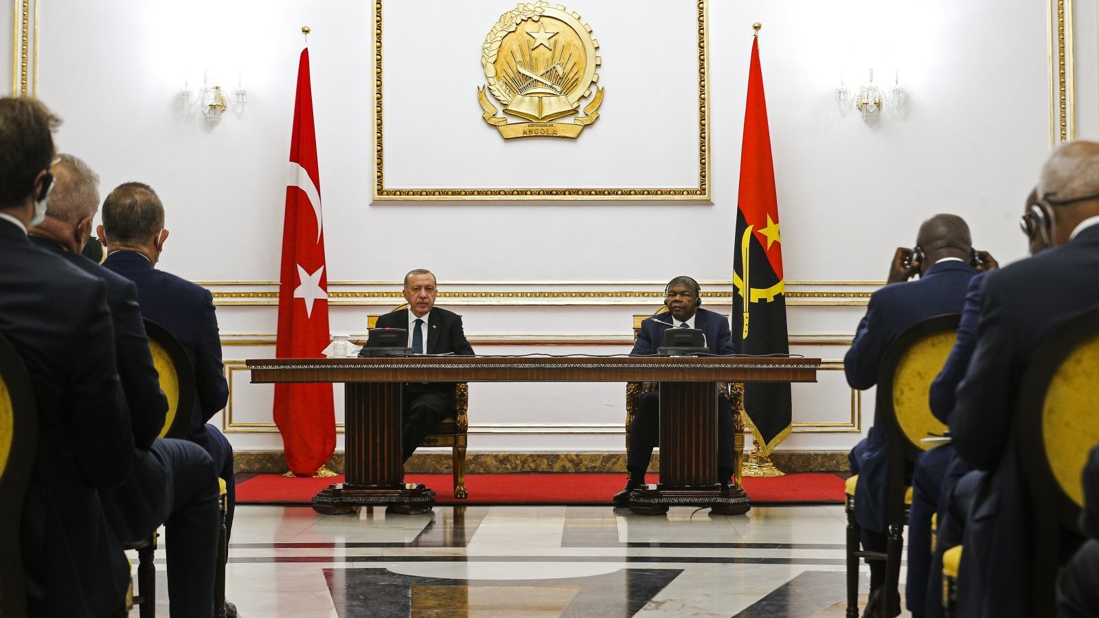 الرئيس رجب طيب أردوغان (إلى اليسار) ورئيس أنغولا، جواو مانويل غونسالفيس لورنكو (يمين)، يعقدان مؤتمرًا صحفيًا مشتركًا بعد اجتماعهما في القصر الرئاسي في لواندا، أنغولا. 18 تشرين الأول/ أكتوبر 2021.