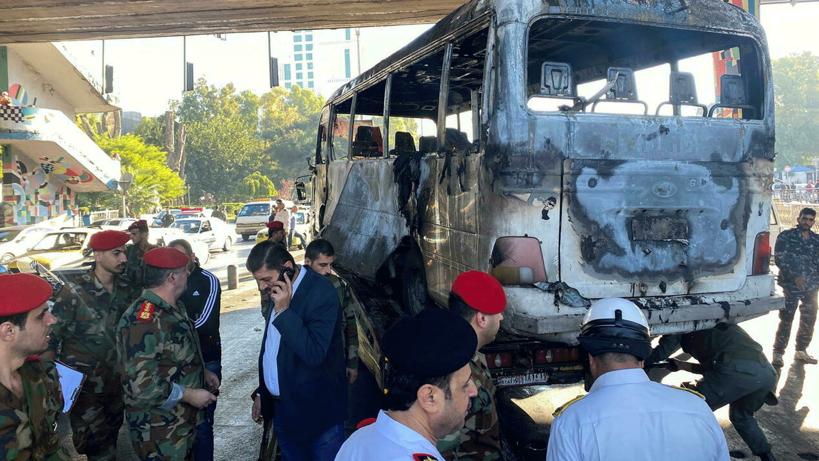 القوات الأمنية تتفقد موقع الانفجار في وسط دمشق، سوريا. في 20 تشرين الأول/ أكتوبر 2021