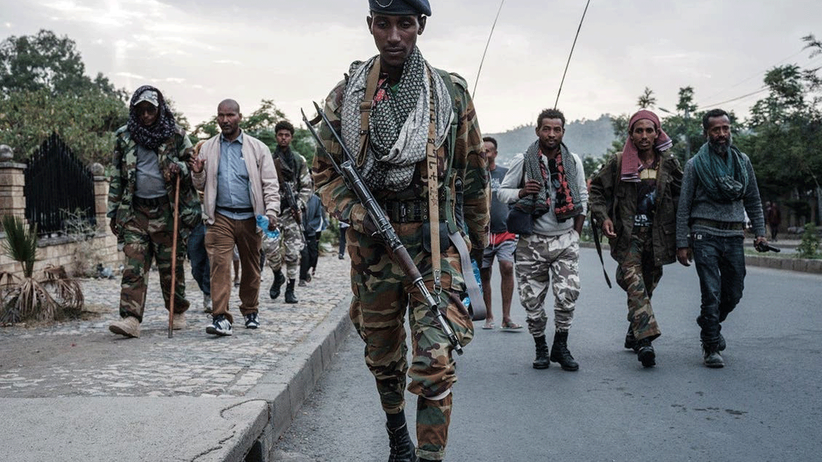 صورة التُقِطَت في 29 حزيران/ يونيو 2021 لمتمردين مؤيدين لـ TPLF (جبهة تحرير شعب تيغراي) يصلون بعد ثماني ساعات من المشي في ميكيلي، عاصمة منطقة تيغراي في إثيوبيا.