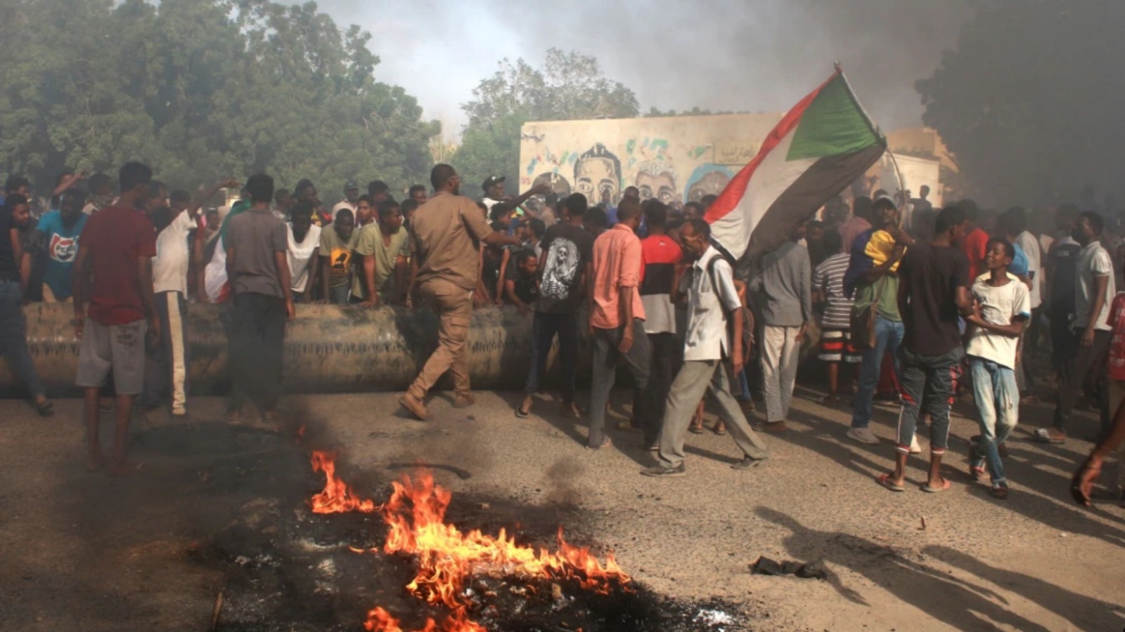 سودانيون يحتجون على انقلاب عسكري أطاح بالانتقال إلى الحكم المدني، في مديرية الشجرة جنوب الخرطوم. في 25 تشرين الأول/أكتوبر 2021.