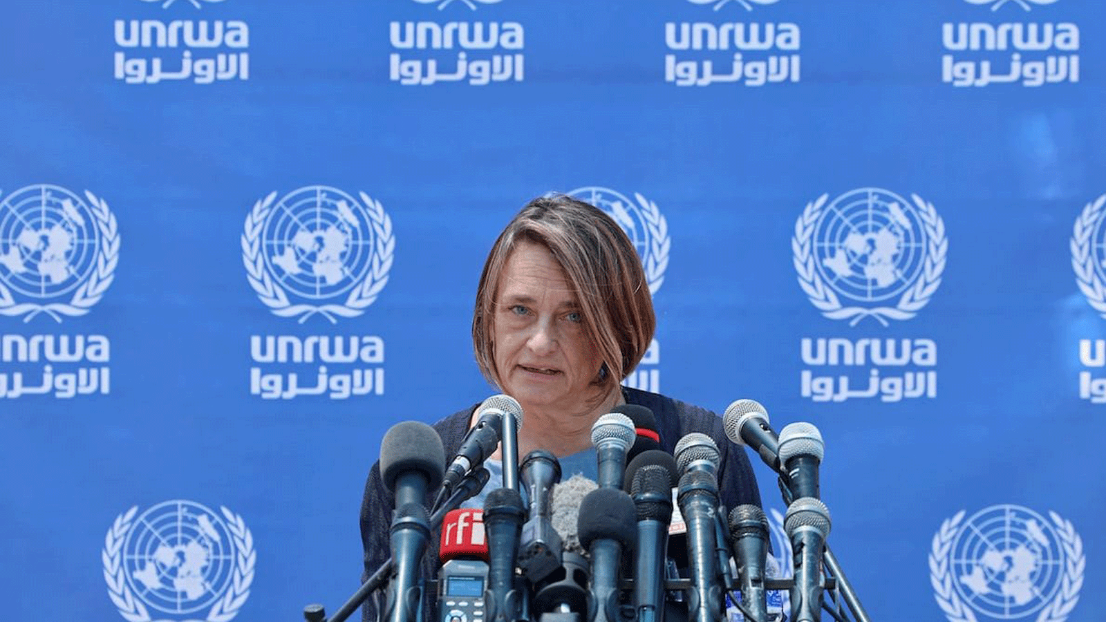 منسقة الشؤون الإنسانية في مكتب الأمم المتحدة لتنسيق الشؤون الإنسانية (UN OCHA) لين هاستينغز تتحدث خلال مؤتمر صحفي في مجمع الأمم المتحدة بمدينة غزة في 23 أيار/مايو 2021