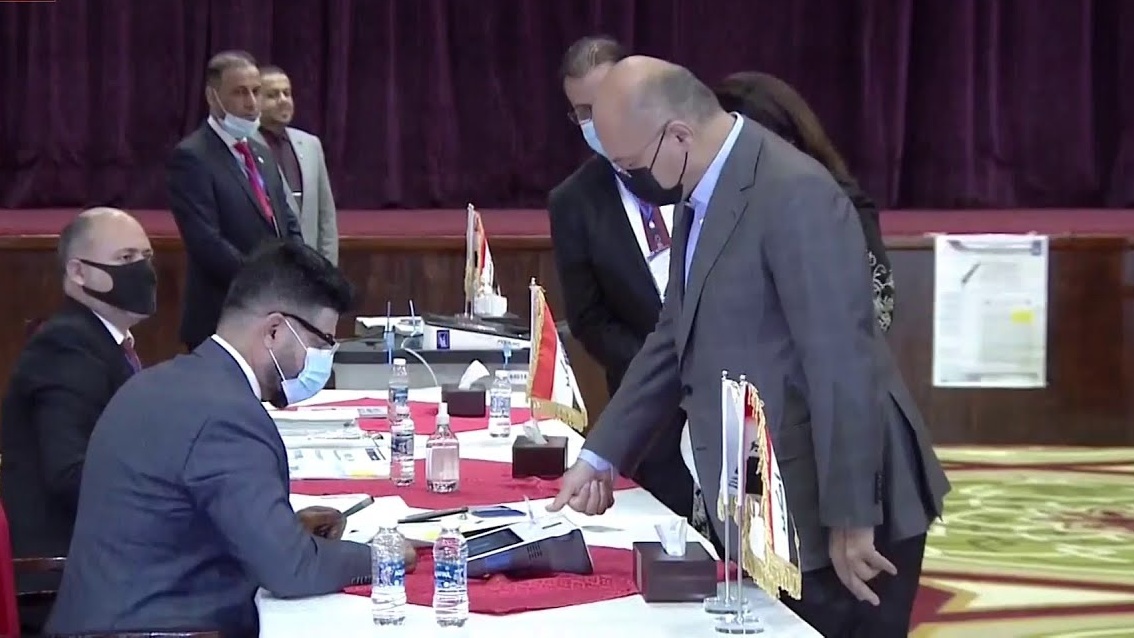 الرئيس العراقي برهم صالح يدلي بصوته في الانتخابات العراقية المبكرة في العاشر من تشرين أول أكتوبر 2021 (الرئاسة)