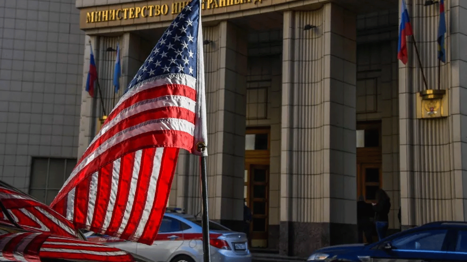 سيارة تابعة للسفارة الأمريكية كانت متمركزة أمام مقر وزارة الخارجية الروسية في موسكو/ روسيا في 12 تشرين الأول/أكتوبر 2021.
