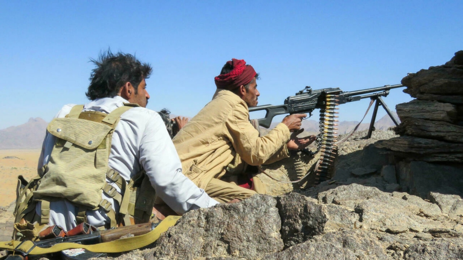 مقاتلون موالون للحكومة اليمنية المدعومة من السعودية يشغلون موقعًا على جبهة الجوبة في مأرب. في 24 تشرين الأول/ أكتوبر 2021.