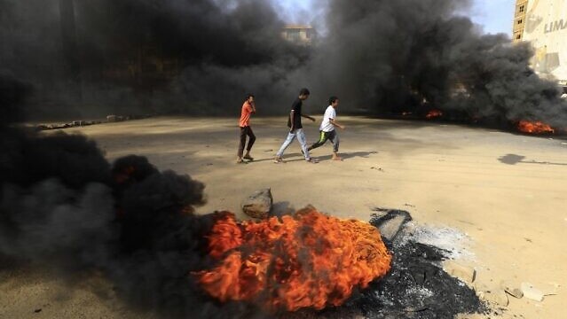 متظاهرون سودانيون يحرقون الإطارات لقطع طريق في الخرطوم في 25 أكتوبر 2021