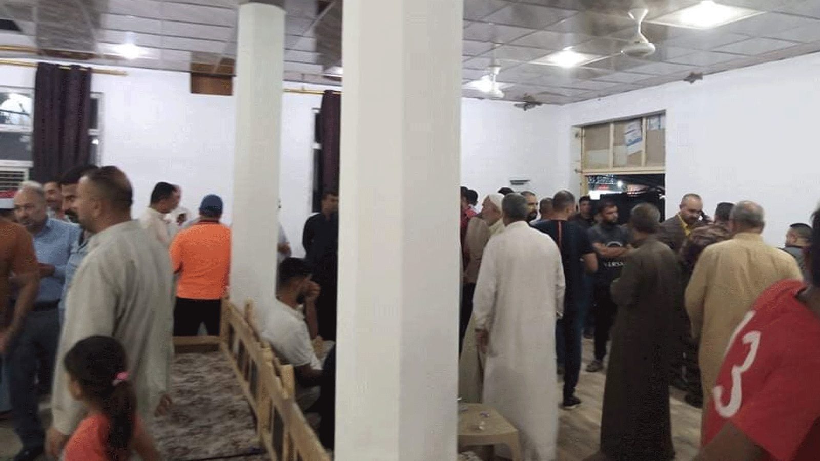 نازحون عراقية من محافظة ديالى الى مركزها بعقوبة اليوم الخميس حيث فتحت المساجد لايوائهم (تويتر)