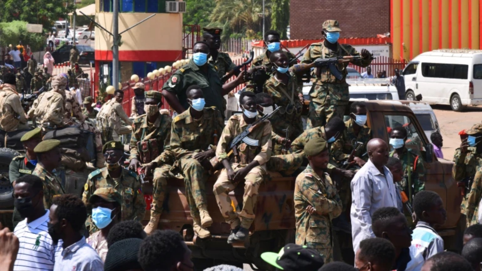 عنلصر من الجيش السوداني في آلية عسكرية يراقبون التظاهرات المناهضة للإنقلاب العسكري. (أرشيفية)