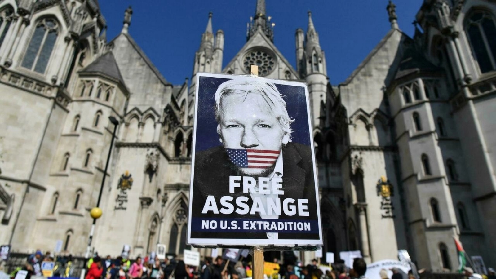 تظاهرات أمام المحكمة العليا في لندن مطالبة بالإفراج عن مؤسس 