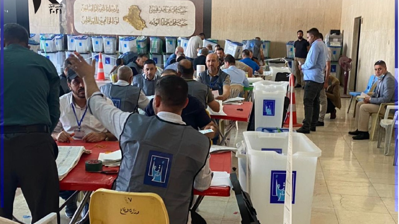 عمليات عد الاصوات يدويا التي تجريها مفوضية الانتخابات العراقية حاليا (المفوضية)