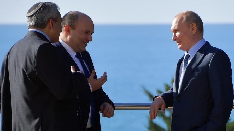الرئيس الروسي فلاديمير بوتين ورئيس وزراء إسرائيل نفتالي بينيت في سوتشي الروسية ومعهما الوزير الاسرائيلي زئيف إلكن