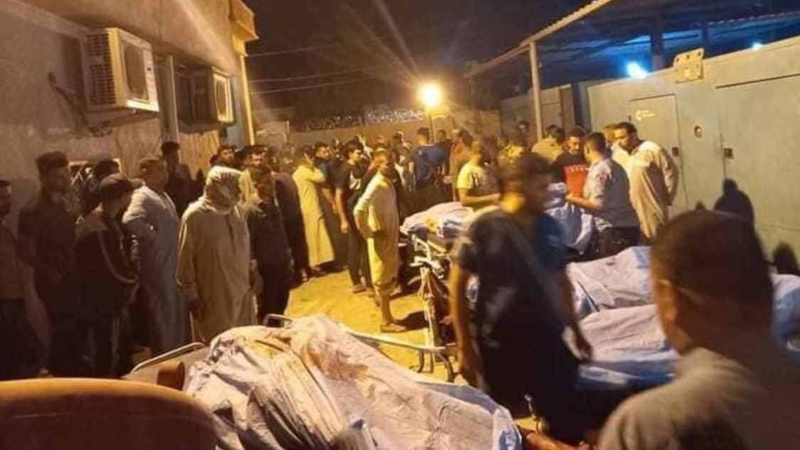 ضحايا القتل الوحشي في قضاء المقدادية بمحافظة ديالى العراقية يحيط بهم ذووهم مساء الثلاثاء 26 تشرين الاول اكتوبر 2021 (تويتر)