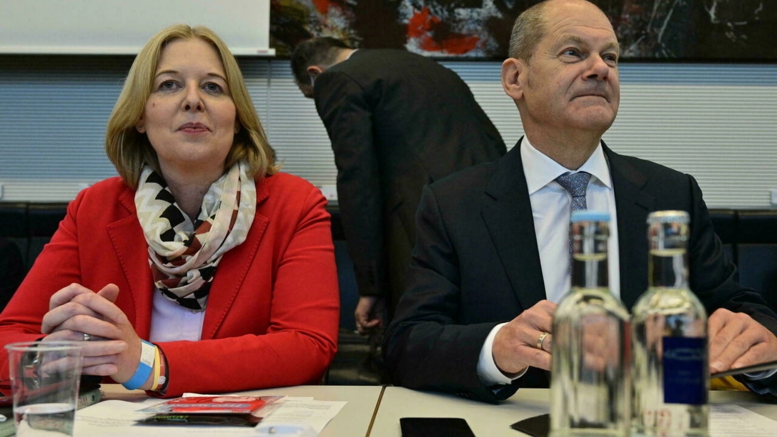النائبة الاشتراكية الديموقراطية بربيل باس، تظهر بجانب وزير المالية أولاف شولتس. 