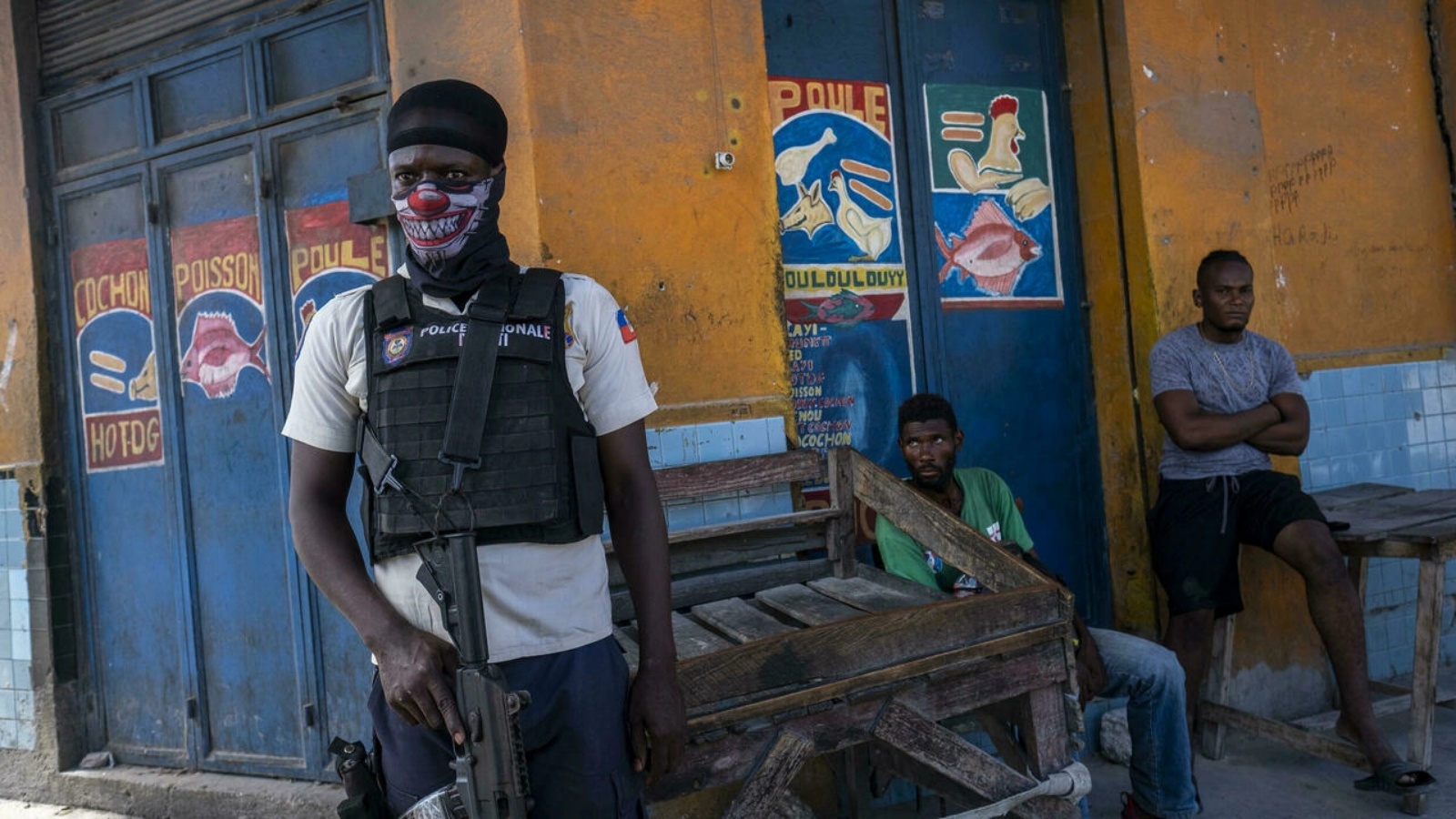 ضابط من الشرطة الوطنية الهايتية يقف في حراسة في بورت أو برنس، هايتي. في 27 تشرين الأول/أكتوبر 2021
