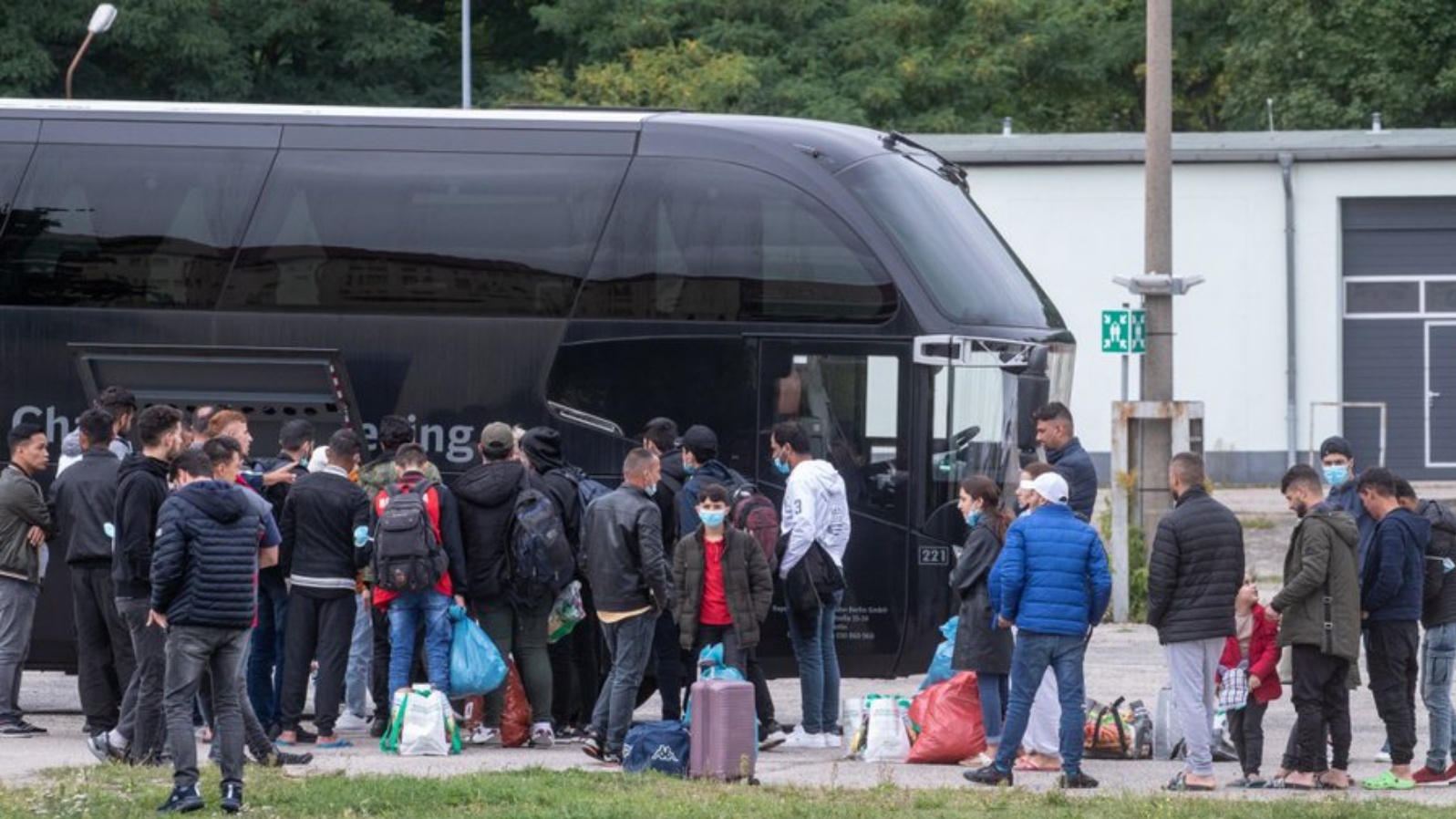 مهاجرون، معظمهم من الشرق الأوسط، يصلون إلى ألمانيا عبر 