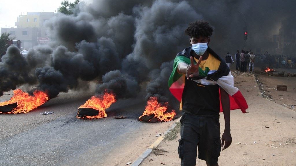 متظاهر مدني ضد الانقلاب العسكري في الخرطوم