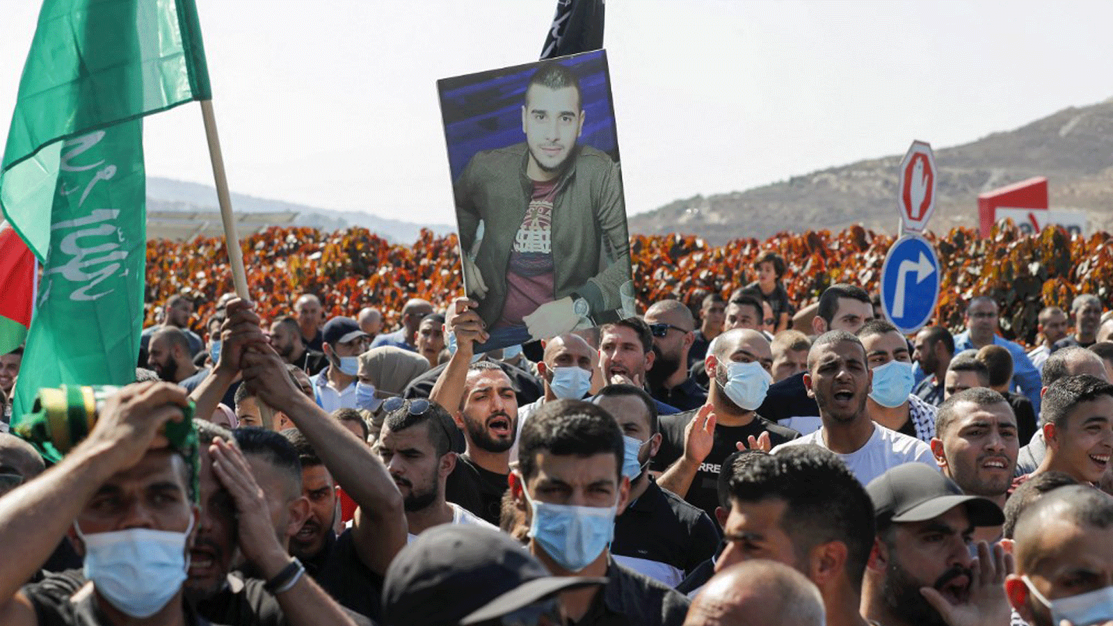 عرب يتظاهرون في أم الفحم/ شمال إسرائيل للتنديد بالجريمة والعنف في المجتمع، في 22 تشرين الأول/أكتوبر 2021
