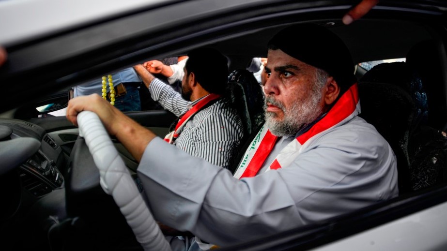 رجل الدين الشيعي العراقي مقتدى الصدر يقود سيارته أثناء مشاركته في تجمع المتظاهرين المناهضين للحكومة في مدينة النجف بوسط العراق، في 29 أكتوبر 2019