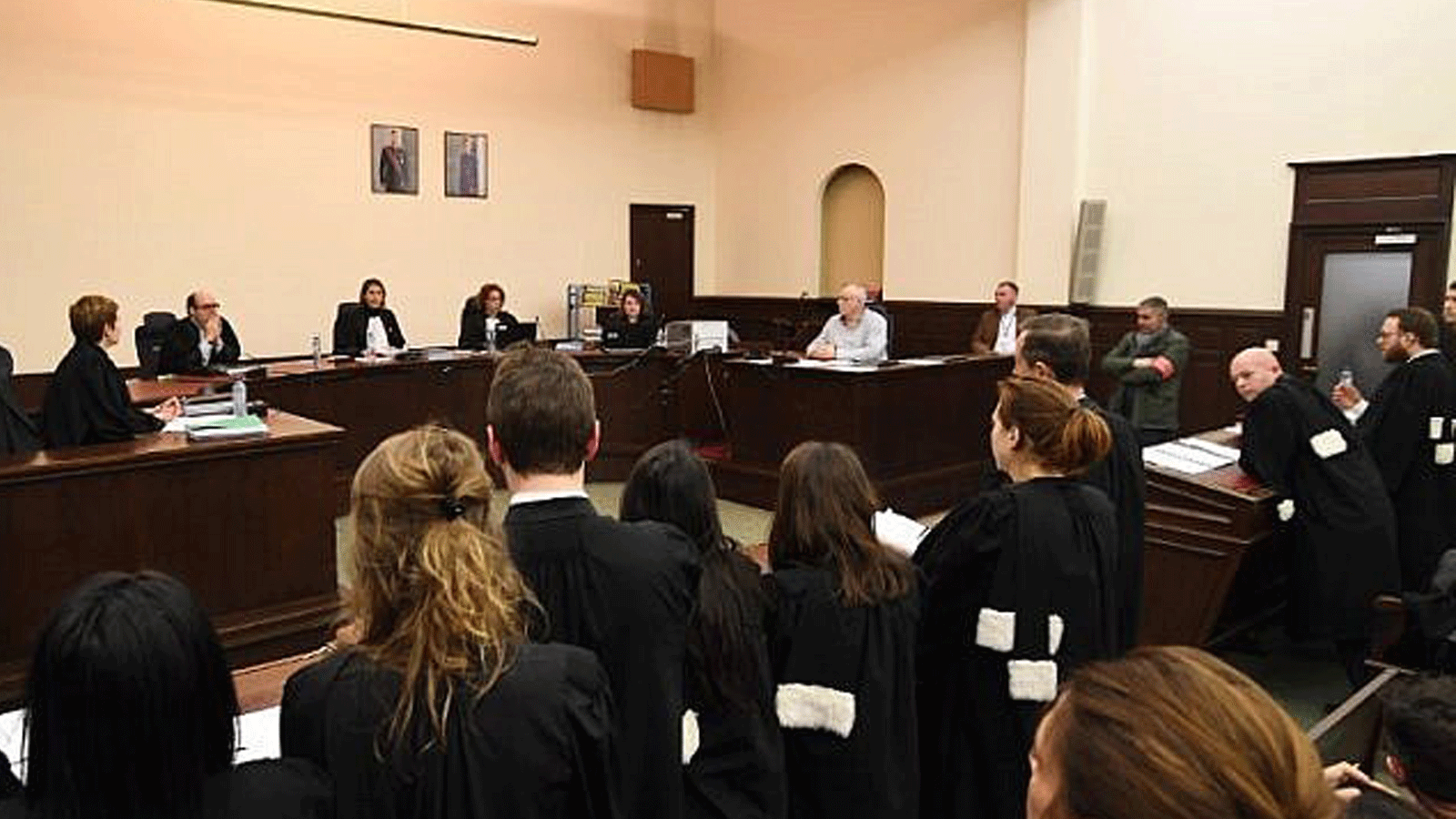 رئيسة المحكمة ماري فرانس كوتجن (وسط) تجلس مع أعضاء المحكمة أثناء افتتاح محاكمة المشتبه به الرئيسي في هجمات نوفمبر 2015 في باريس صلاح عبد السلام، في قصر العدل في بروكسل، 5 شباط/ فبراير 2018.