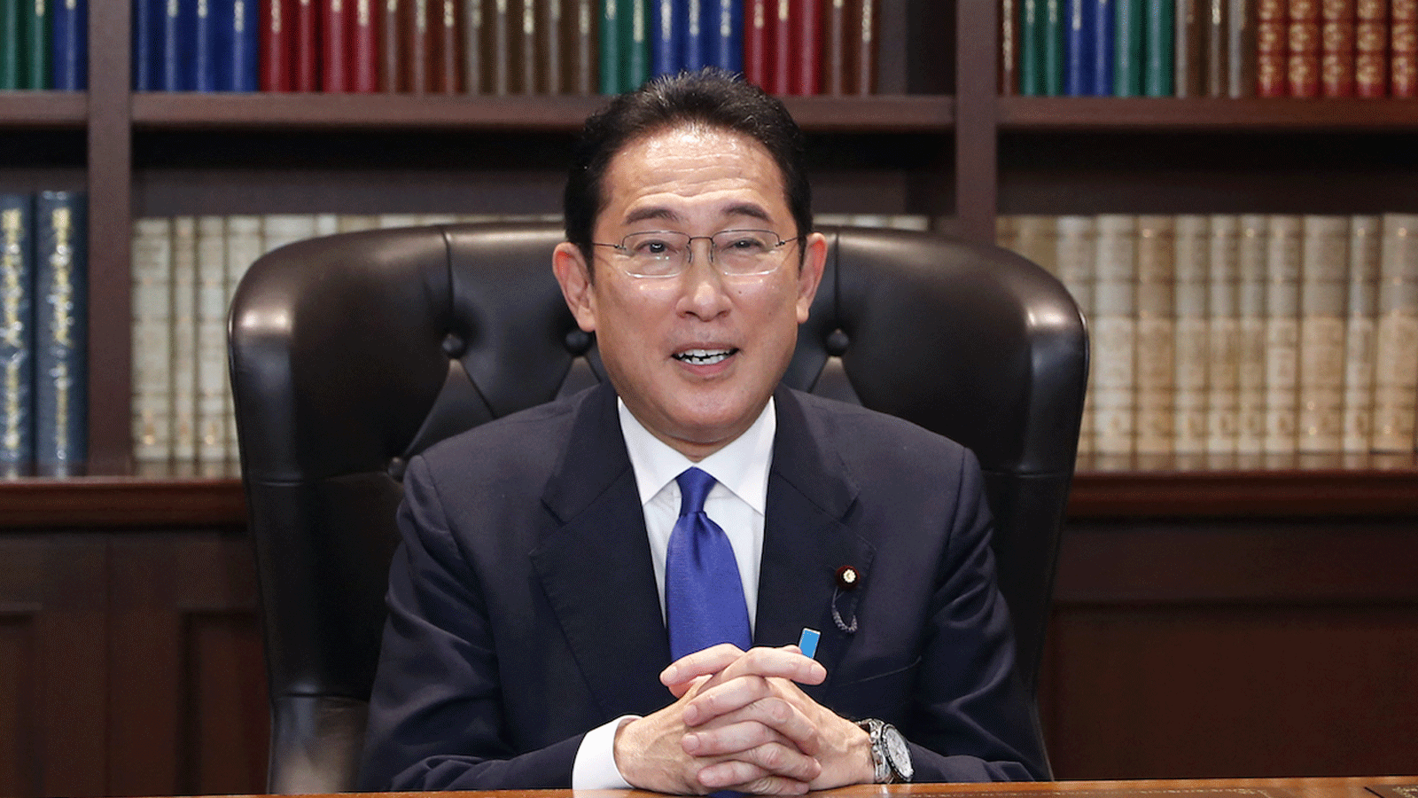 فوميو كيشيدا ، وزير الخارجية السابق ، بعد انتخابه زعيما جديدا للحزب الليبرالي الديمقراطي الحاكم في طوكيو في 29 أيلول/سبتمبر 2021.