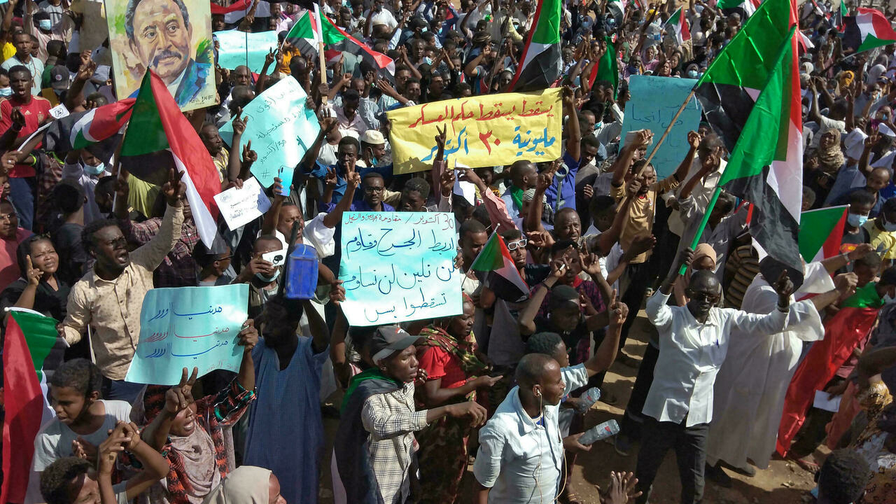 متظاهرون سودانيون ضد الانقلاب في أءم درمان في 30 تشرين الأول/أكتوبر 2021