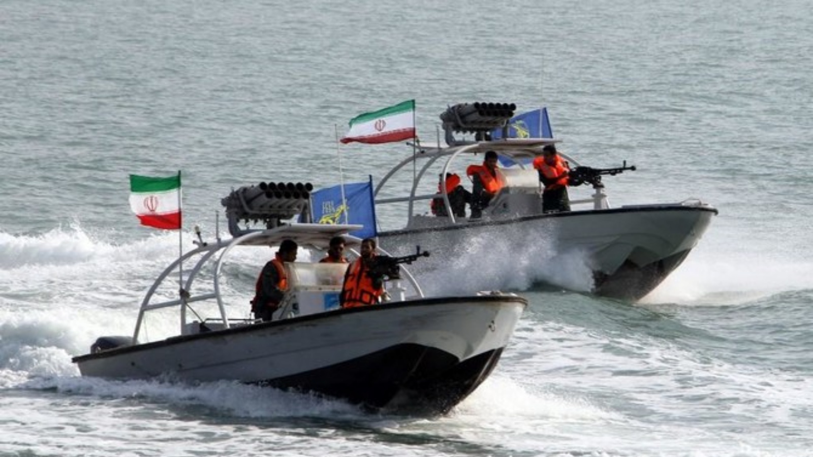 مواجهة بين زوارق سريعة تابعة للحرس الثوري الإيراني وسفينة أميركية.