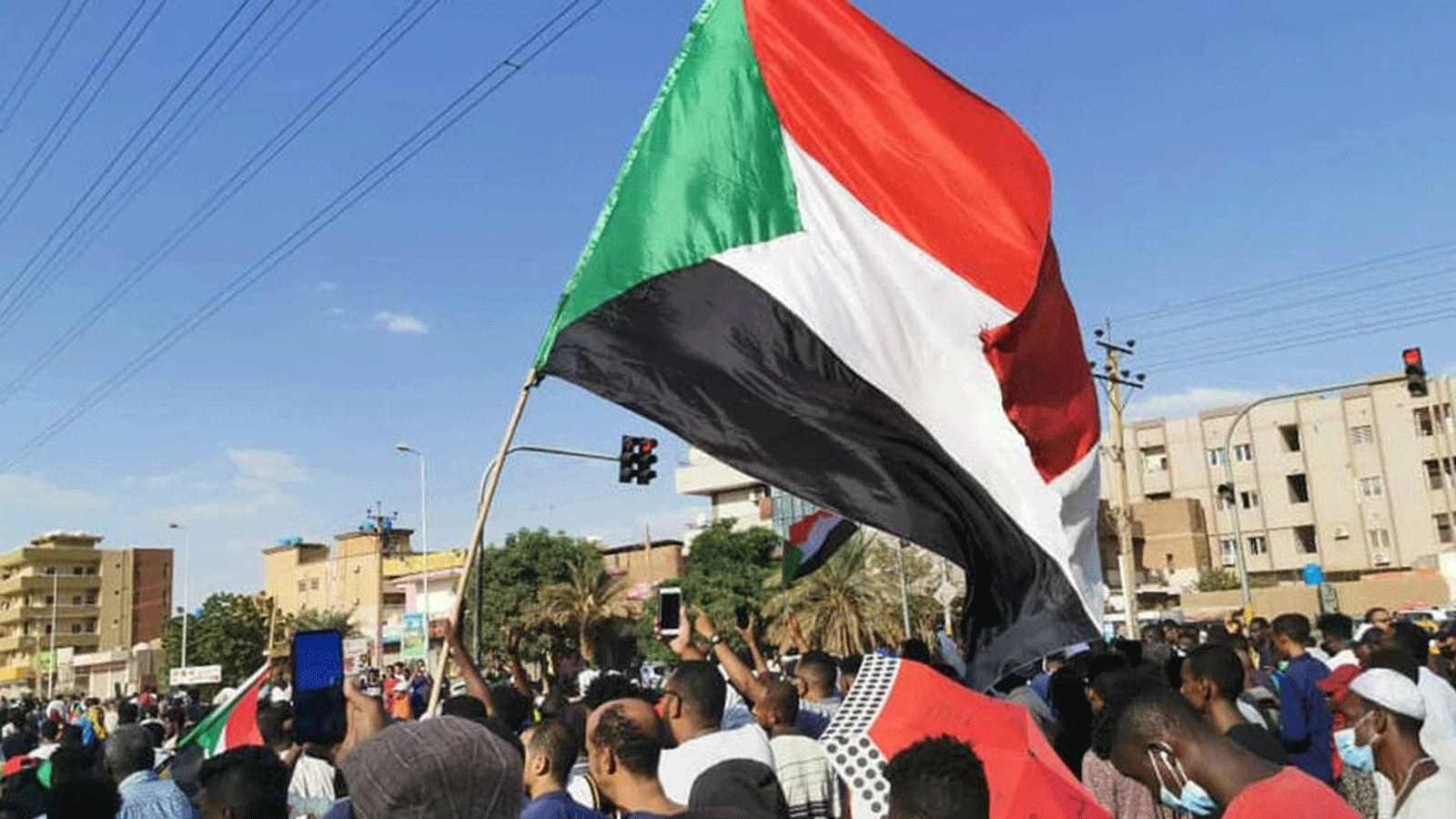 متظاهرون سودانيون مناهضون للانقلاب يتجمعون في أحد شوارع العاصمة الخرطوم في 30 أكتوبر / تشرين الأول 2021