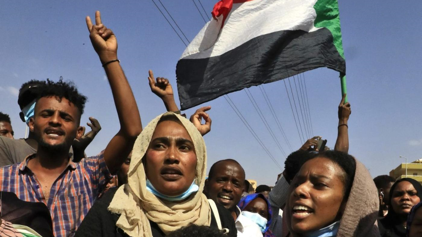 سودانيون يتظاهرون ضد الإنقلاب العسكري في الخرطوم