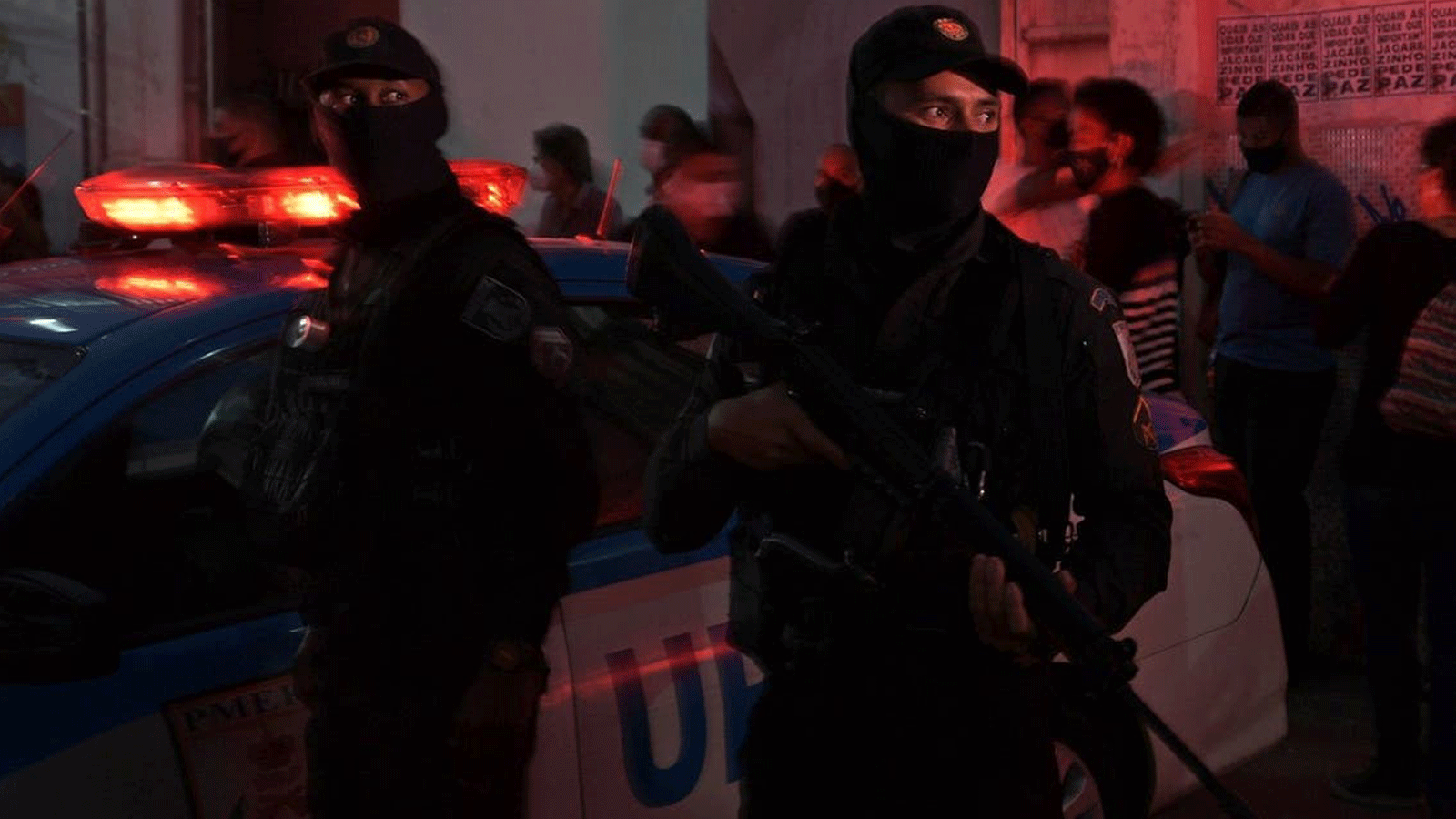 الشرطة تقف في نوبة حراسة خلال الاحتجاج الشعبي على عنف الشرطة في جاكاريزينيو فافيلا، في ريو دي جانيرو، البرازيل. 7 أيار/مايو 2021