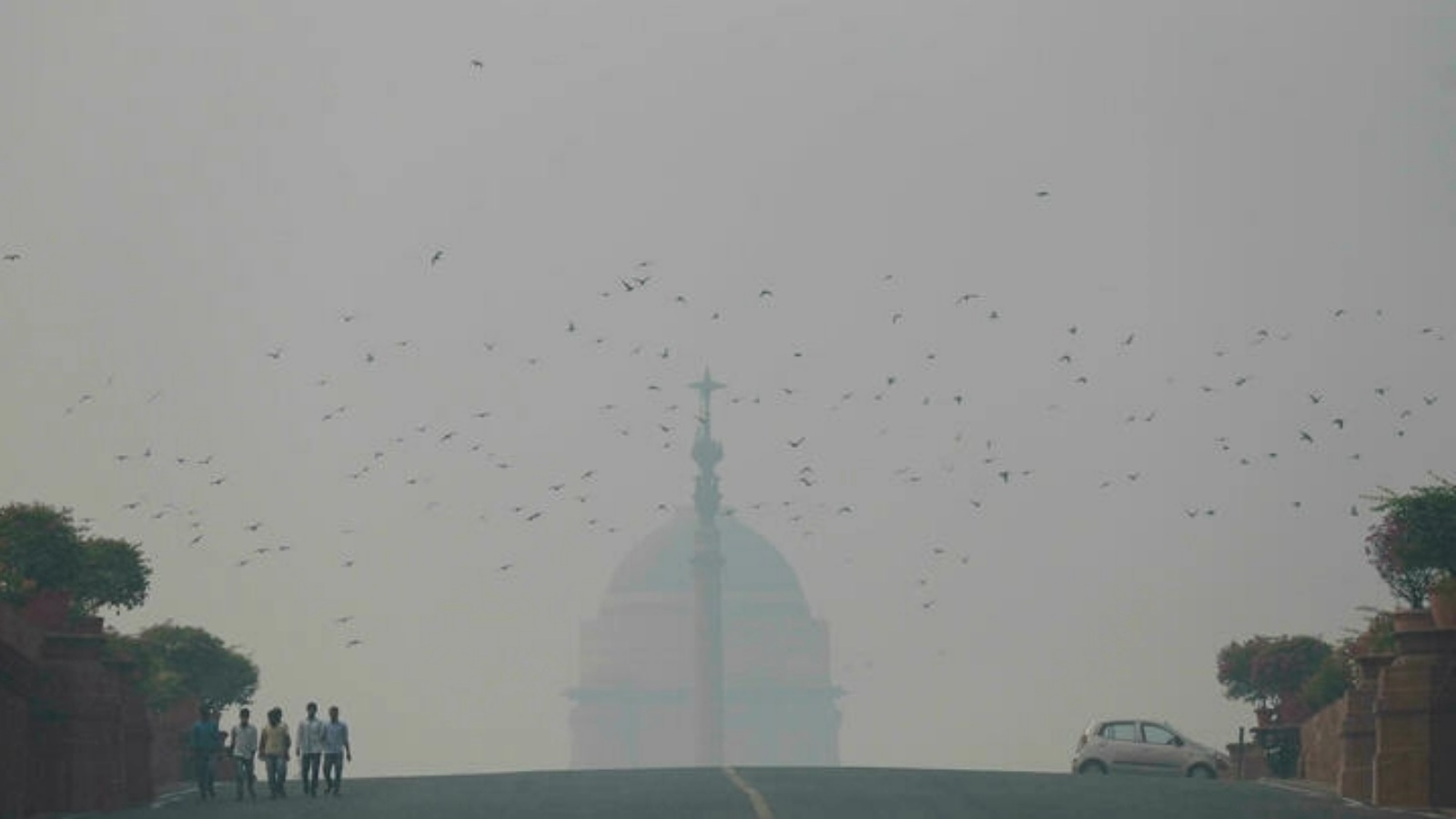 ضباب كثيف يلفّ العاصمة الهندية نيودلهي غداة مهرجان ديوالي. الجمعة 5 تشرين الثاني/نوفمبر 2021.