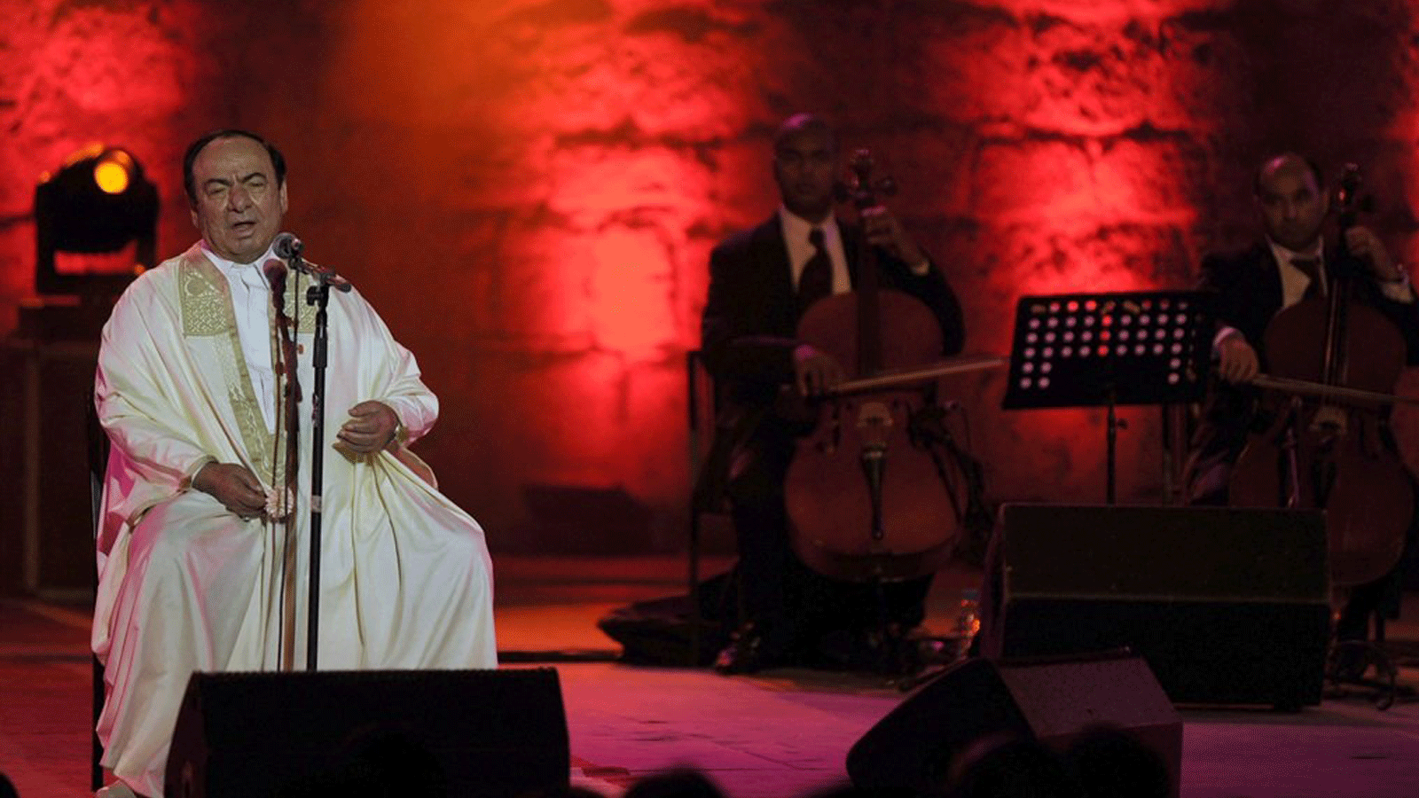 الفنان السوري صباح فخري يغني خلال مهرجان قرطاج الدولي السادس والأربعين على المسرح الروماني بقرطاج قرب تونس العاصمة يوم 27 تموز/ يوليو 2010