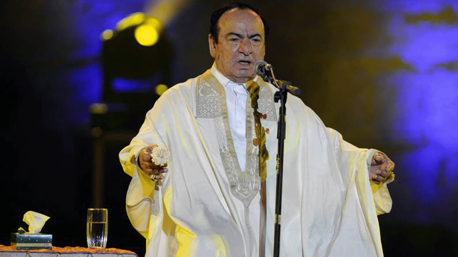 المغني السوري صباح فخري يؤدي في مهرجان قرطاج الدولي السادس والأربعين على المسرح الروماني قرب تونس العاصمة. 27 تموز/ يوليو 2010