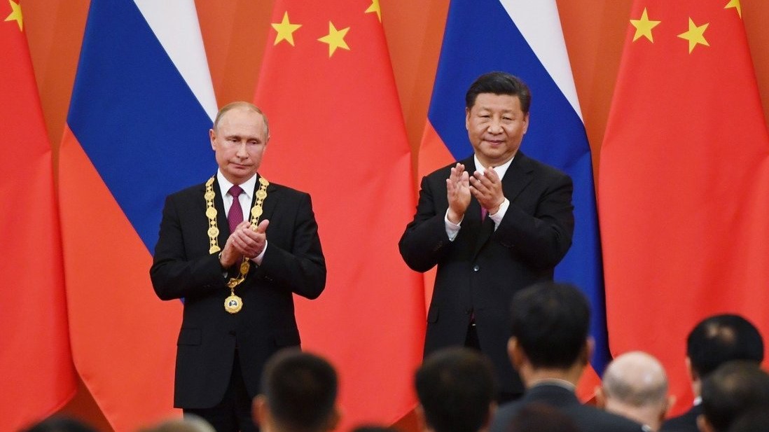 الرئيسان الروسي فلاديمير بوتين (يسار) والصيني شي جينبينغ