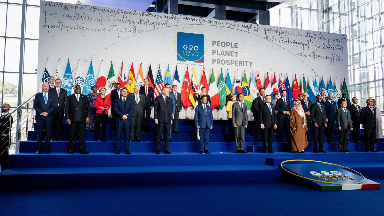 قادة العالم في صورة جماعية في قمة مجموعة العشرين لقادة العالم في مركز المؤتمرات 