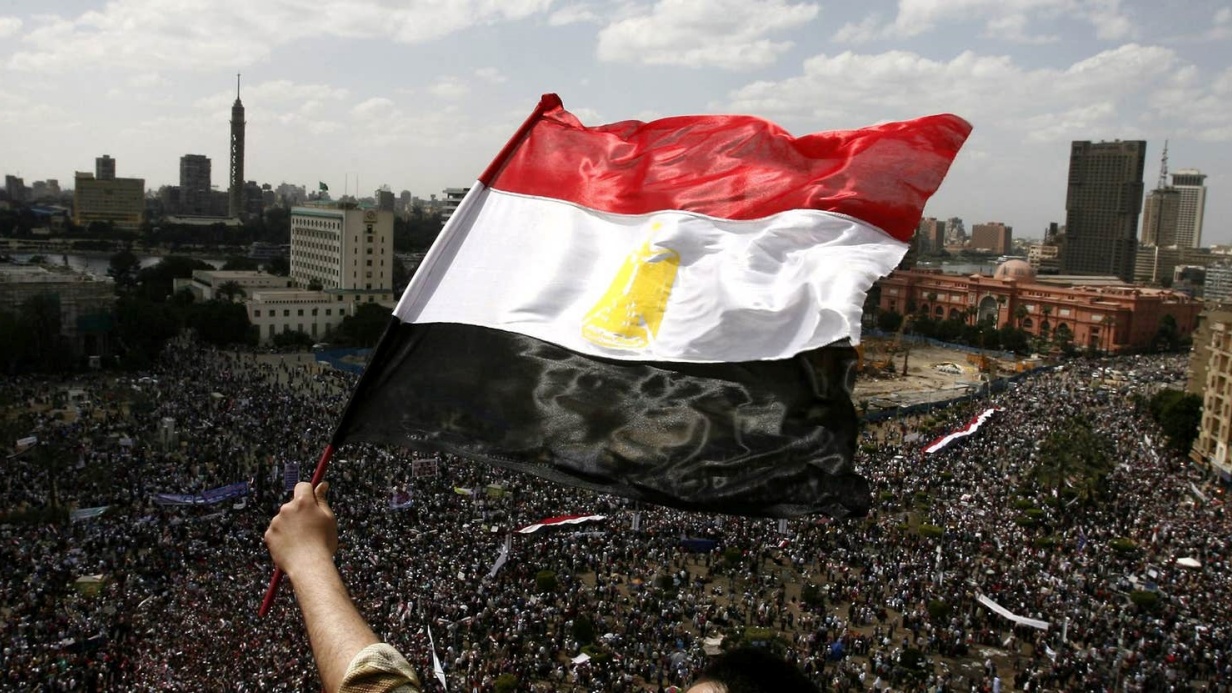 أحد المتظاهرين في مظاهرة بميدان التحرير في القاهرة في نيسان/أبريل 2011 ، بعد شهرين من الإطاحة بالرئيس مبارك.
