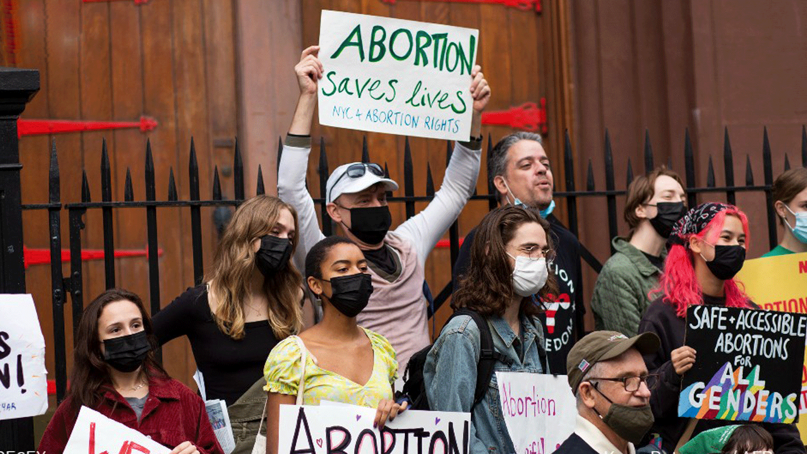 متظاهرون أمام المحكمة الأميركية العليا التي تضم أغلبية محافظة 6-3 ، في تحديات لقانون تكساس الذي يحدّ بشكلٍ كبير من الوصول إلى حق الإجهاض، الذي أثار معركةً قانونية وسياسية شرسة في البلاد