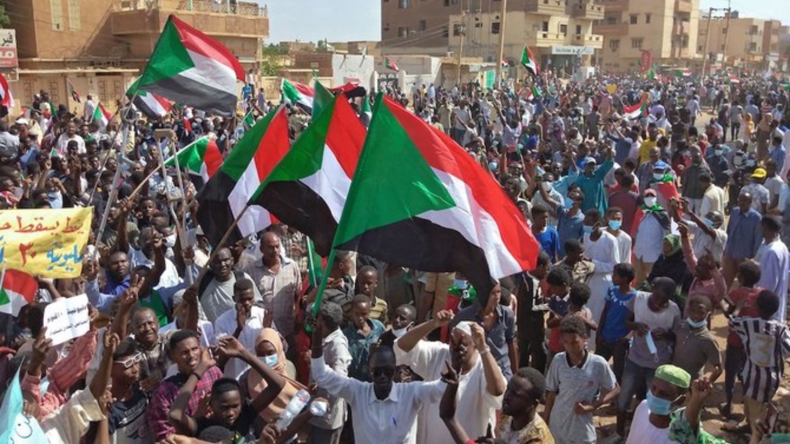 متظاهرون سودانيون مناهضون للإنقلاب يحضرون تجمعًا في مدينة أم درمان بالعاصمة الخرطوم في 30 أكتوبر/ تشرين الأول 2021.