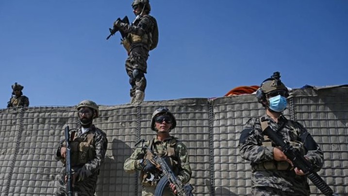 عناصر من قوات النخبة في طالبان يحرسون قاعدة عسكرية قرب كابول في 6 سبتمبر 2021