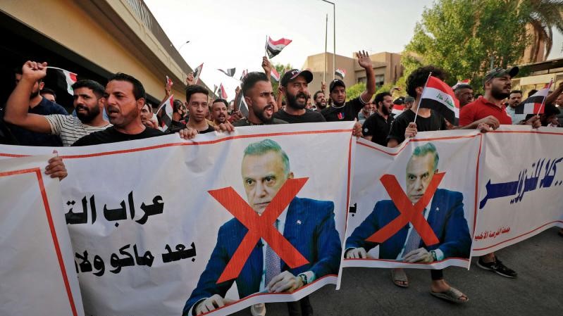متظاهرون مؤيدون للحشد الشعبي يرفعون لافتات ضد رئيس الوزراء العراقي مصطفى الكاظمي خلال احتجاج على نتيجة انتخابات الشهر الماضي، بالقرب من المنطقة الخضراء في بغداد، في 5 نوفمبر 2021