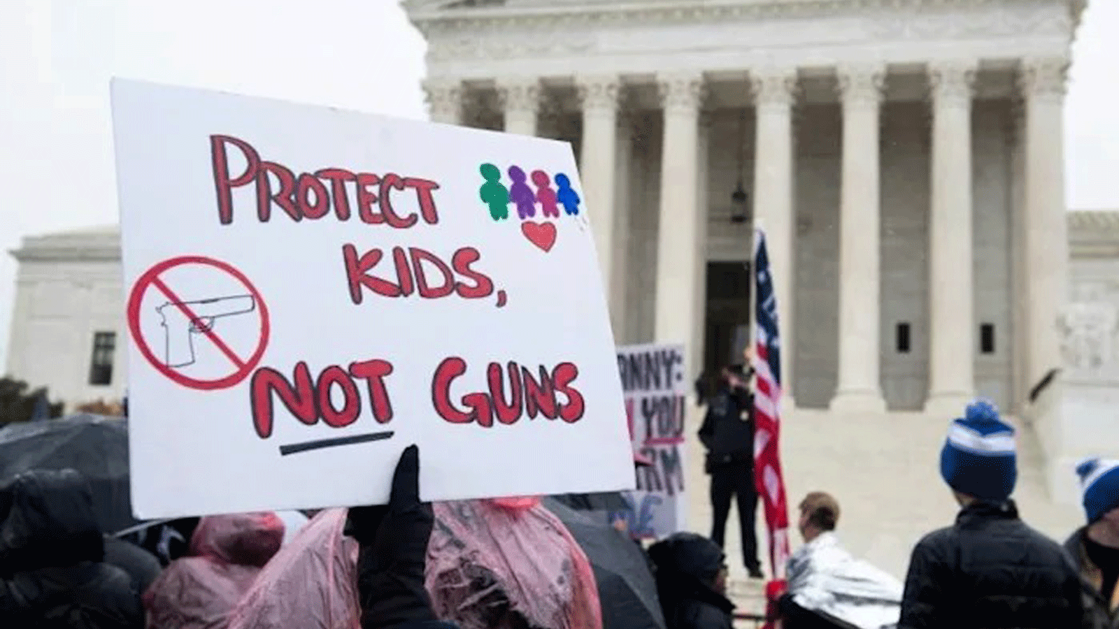 مؤيدو السيطرة على السلاح ينظمون مسيرة احتجاجية خارج المحكمة العليا الأميركية