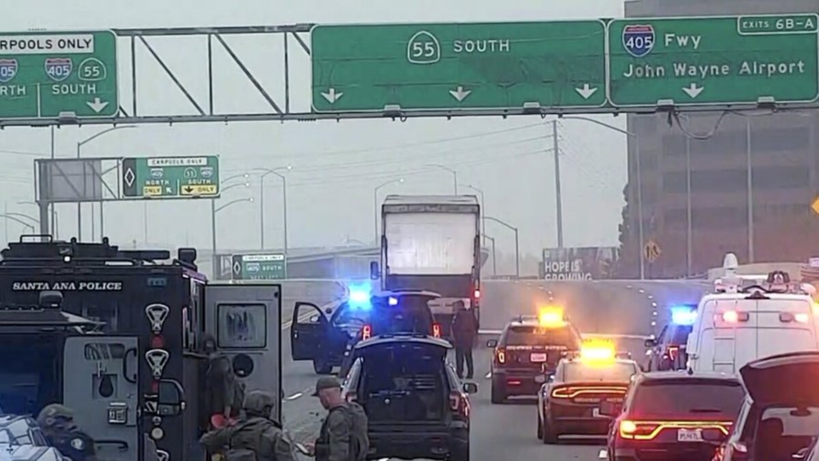 عناصر من الشرطة يحاصرون المركبة التي تركها السارق في وسط الطريق بمنطقة سانتا أنا جنوب لوس أنجليس. (من حساب Los Angeles Times في تويتر)