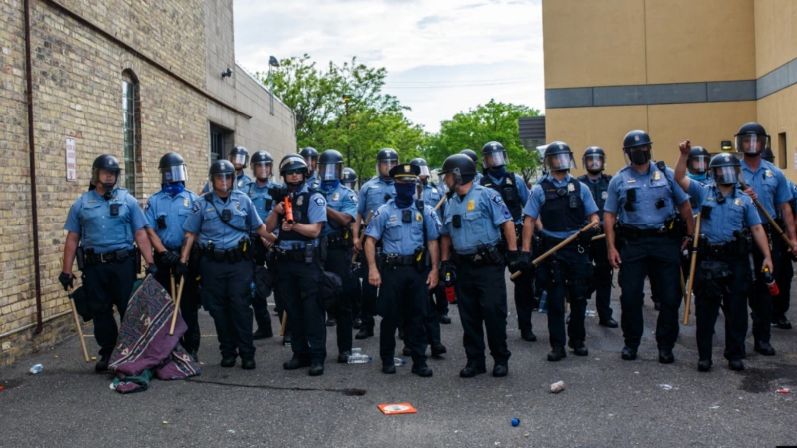 ضباط شرطة مينيابوليس يقفون في طابور يواجه المتظاهرين الذين يتظاهرون ضد وفاة جورج فلويد، خارج مركز الشرطة الثالث في مينيابوليس، مينيسوتا. 27 أيار/مايو، 2020.