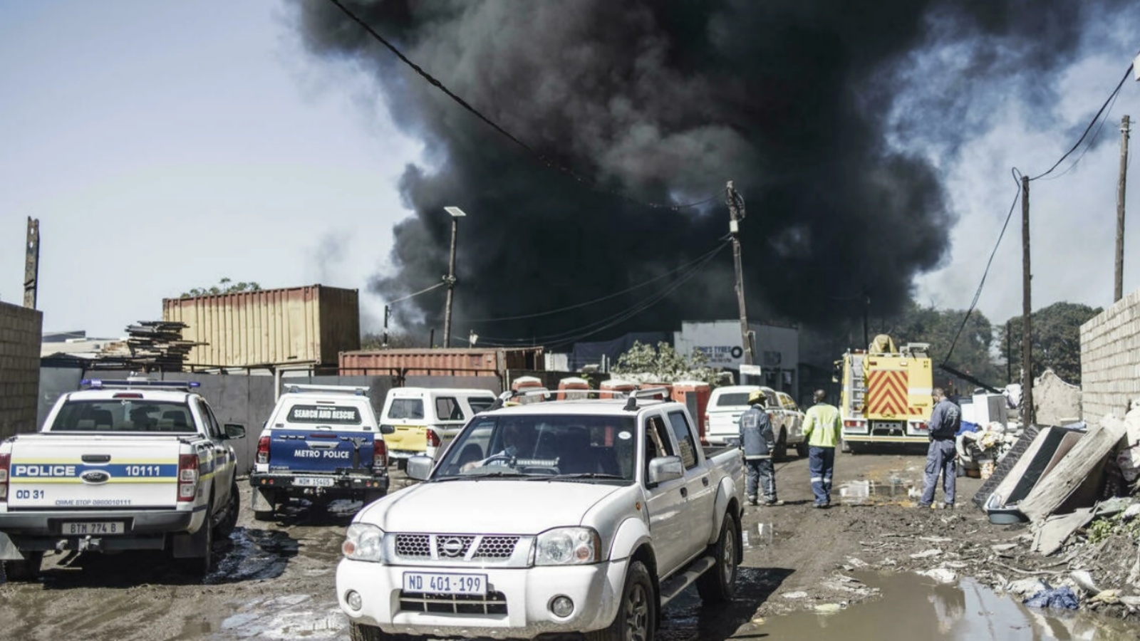 حريق في مكان قريب لخط أنابيب وقود في مدينة دوربان، جنوب أفريقيا. في 31 تشرين الأول/ أكتوبر 2021.