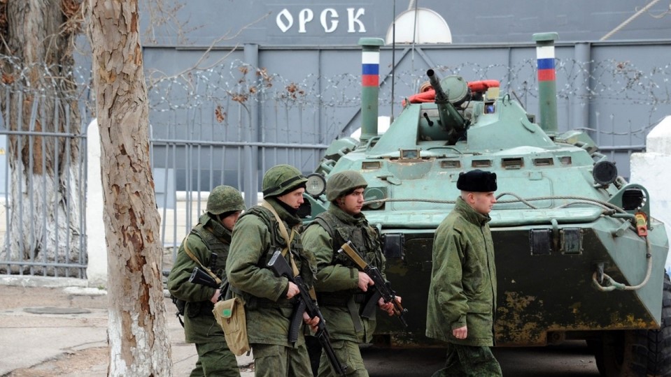 صورة من الأرشيف لجنود روس أمام آلية عسكرية في أوكرانيا